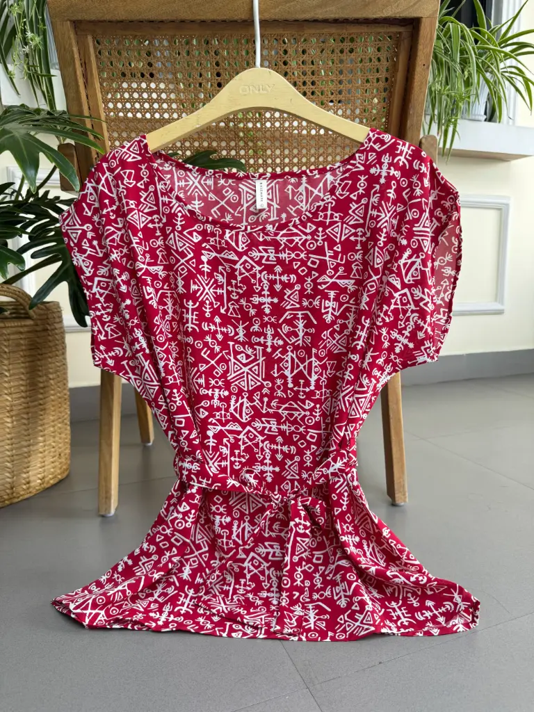3.38532 HB SS25-413 TRIBAL TOP (RED, L)