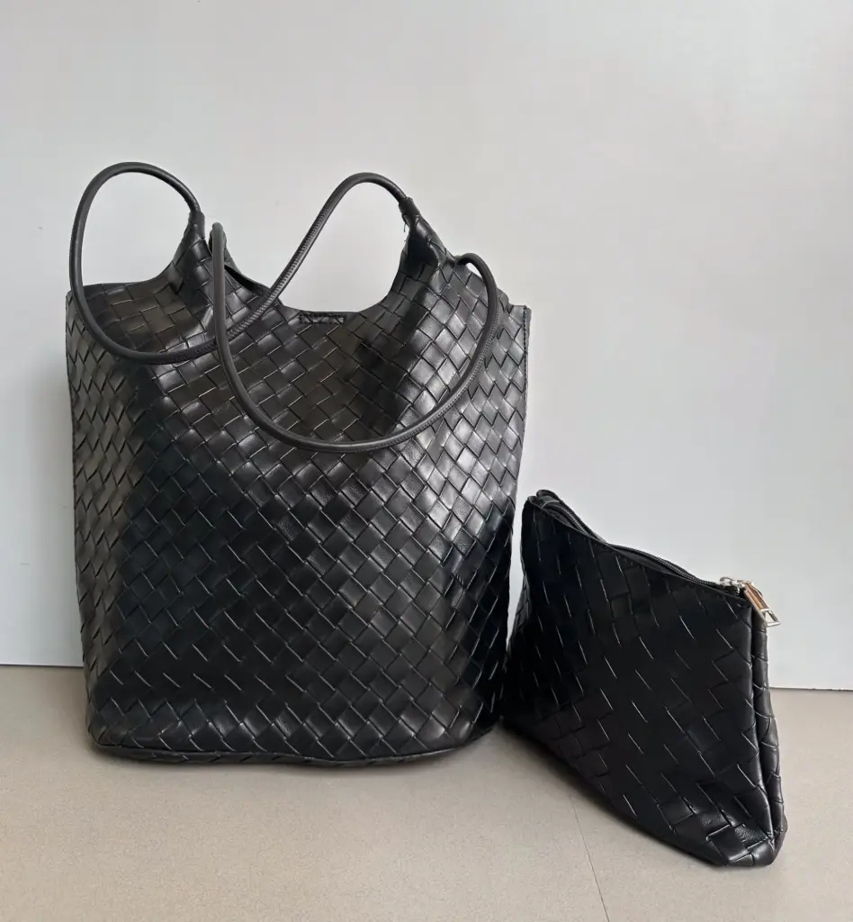 3.44601 TF70285 HAND BAG (BLACK)