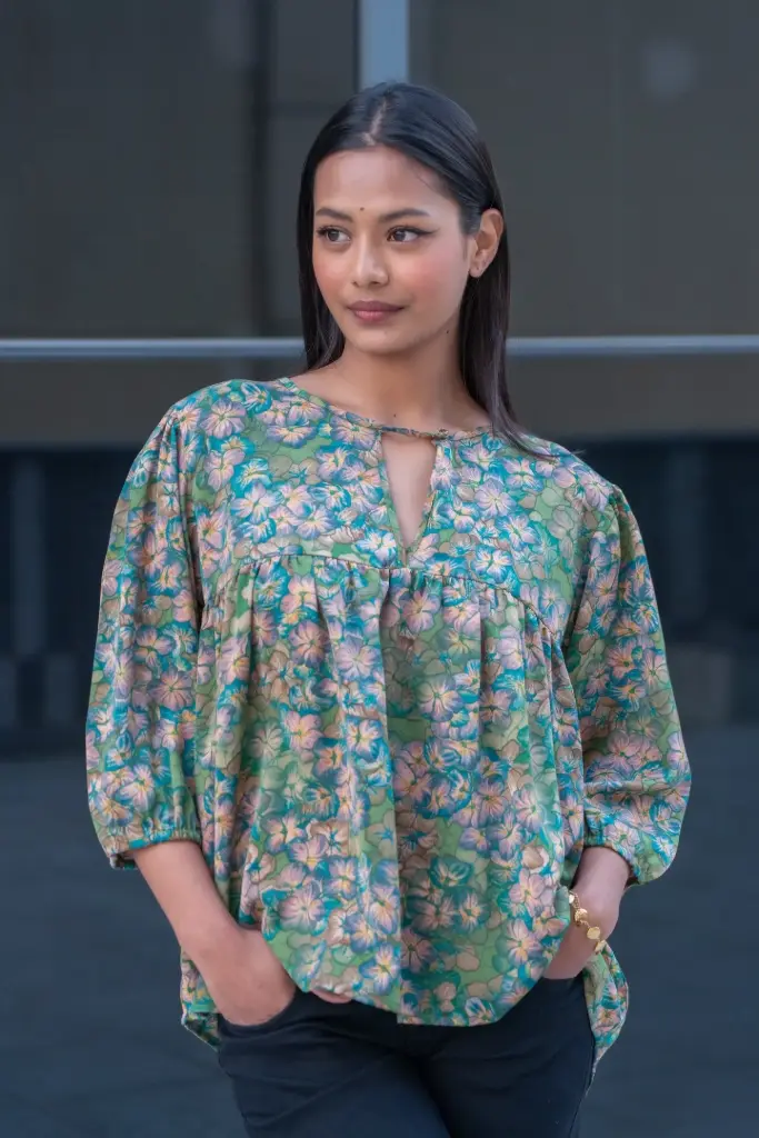 3.59980 HB SS26-27 FLORAL HUE TOP (GREEN, M)