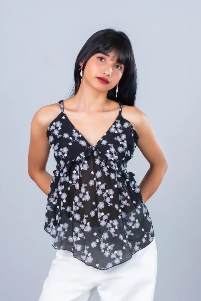 3.70584 HB SS26-166 RUFFLE V NECK TOP (BLACK, S)