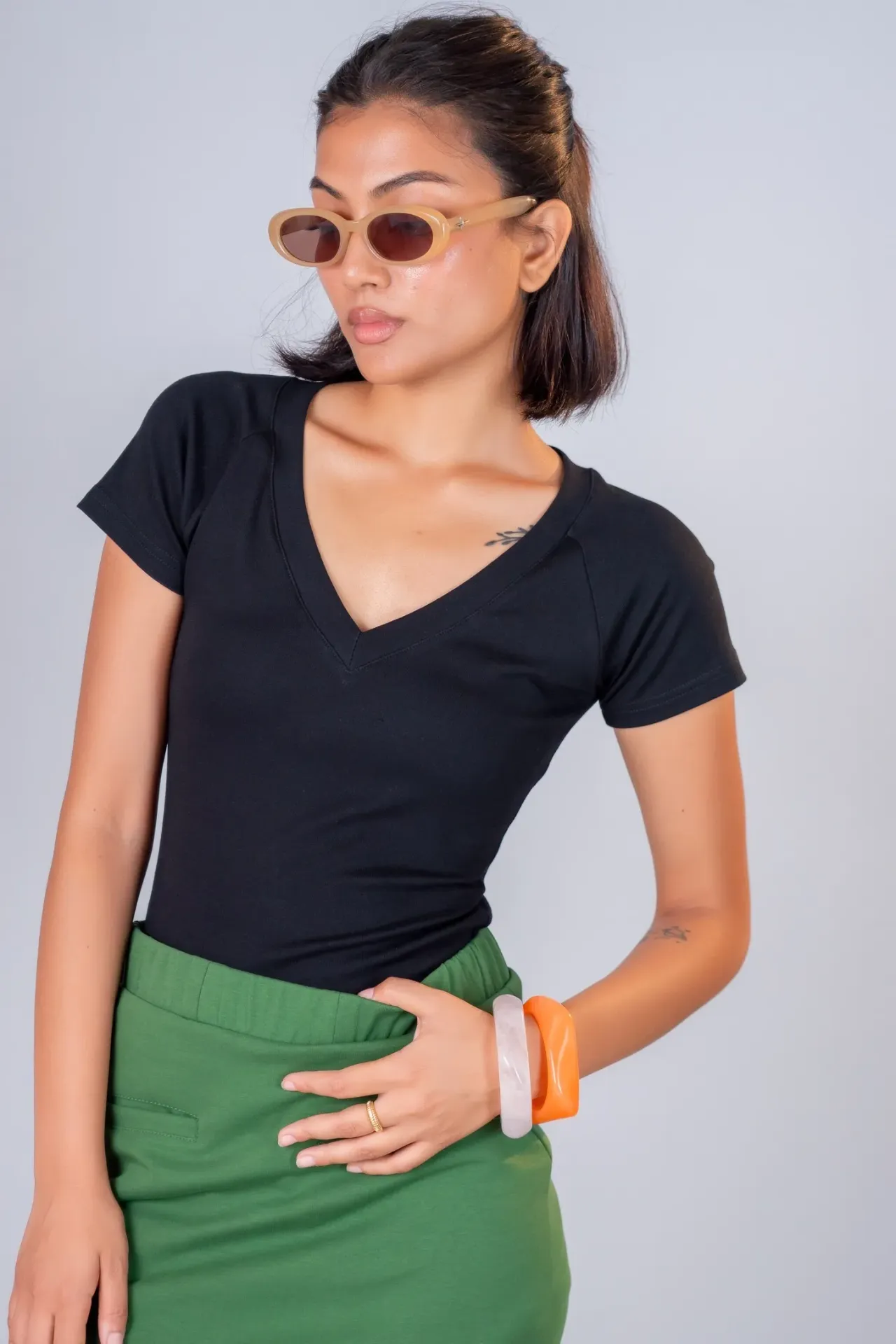 3.94336 HB SS26-124 SOLID V NECK TEE (BLACK, S)